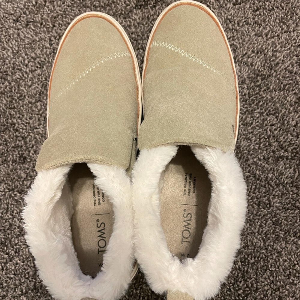 Only worn once Tom slip on sneaker with Sherpa lining